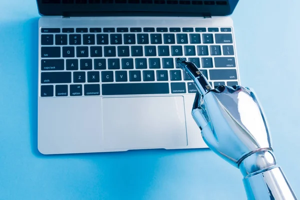 Рука робота с помощью ноутбука — стоковое фото
