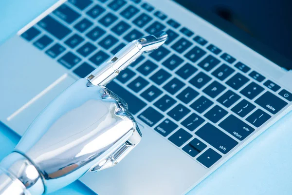 Robot hand using laptop — Stock Photo, Image