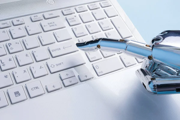 Robot hand met laptop — Stockfoto