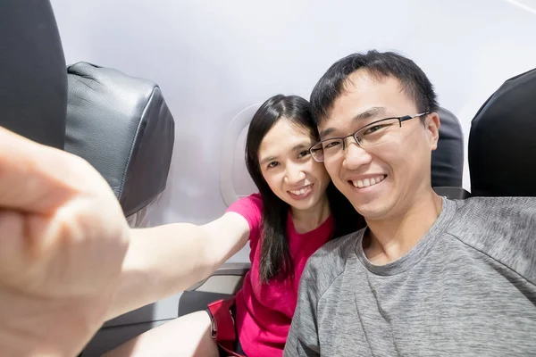 Pareja selfie felizmente en avión — Foto de Stock