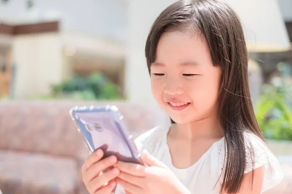 Fille à l'aide téléphone — Photo