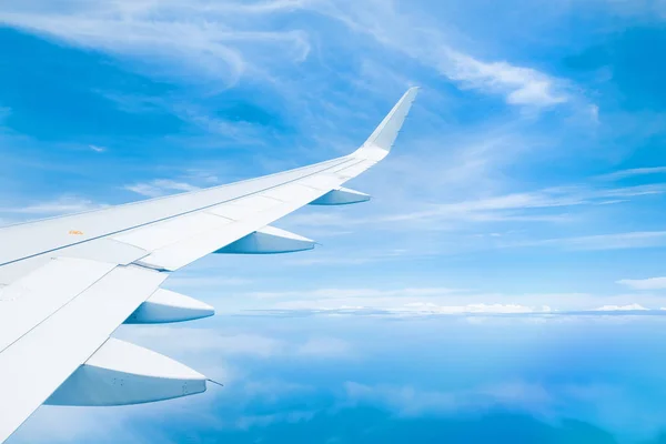 Hemel en cloud met vliegtuig — Stockfoto