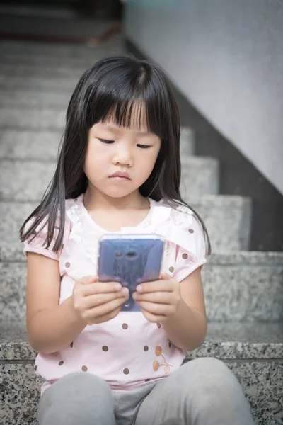 Fată folosind telefonul și senzație de supărare — Fotografie, imagine de stoc