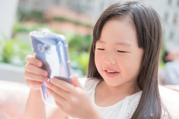 Fille mignonne en utilisant le téléphone — Photo