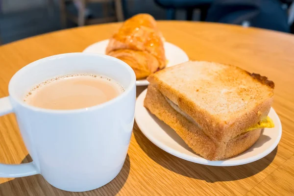 Kahve ve masada ekmek — Stok fotoğraf