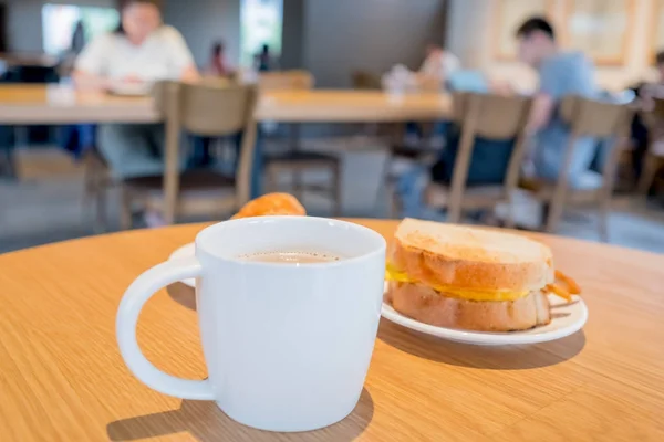 咖啡和面包在桌子上 — 图库照片