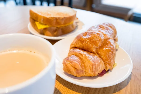 กาแฟและขนมปังบนโต๊ะ — ภาพถ่ายสต็อก
