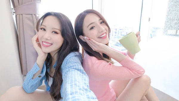 Két Gyönyörű Nők Vesz Selfie Boldogan Otthon — Stock Fotó