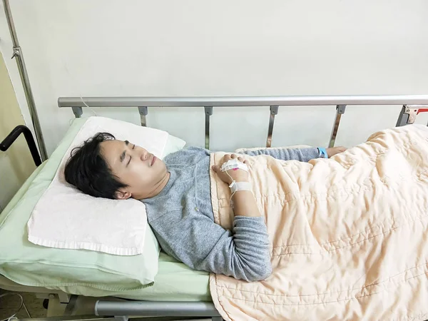 Patient Mann auf Krankenhausbett — Stockfoto