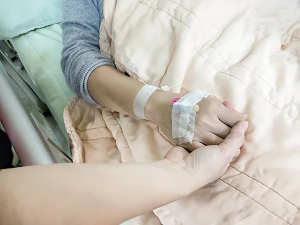 A mão do paciente no hospital — Fotografia de Stock