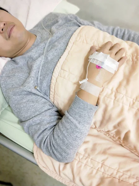 Υπομονετικός Άνθρωπος Ξαπλωμένος Στο Κρεβάτι Του Νοσοκομείου — Φωτογραφία Αρχείου