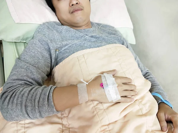 Hastane Yatağında Yatan Hasta Adam — Stok fotoğraf