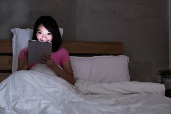 Mujer Usando Tableta Cama Por Noche — Foto de Stock