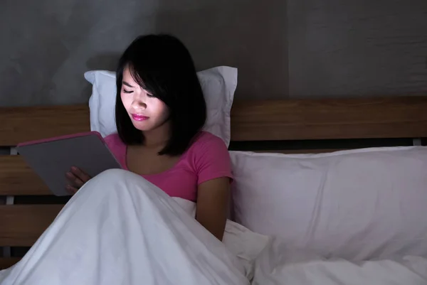 Woman Using Tablet Bed Evening — Stock Photo, Image