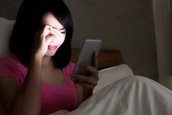 Donna Che Utilizza Telefono Sul Letto Sera — Foto Stock