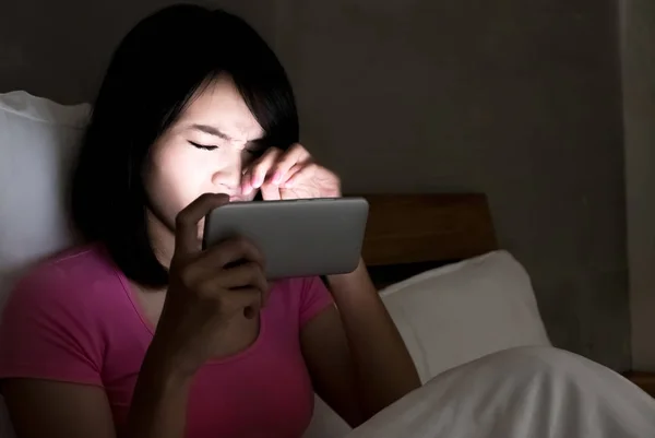 Женщина Использует Телефон Кровати Вечернее Время — стоковое фото