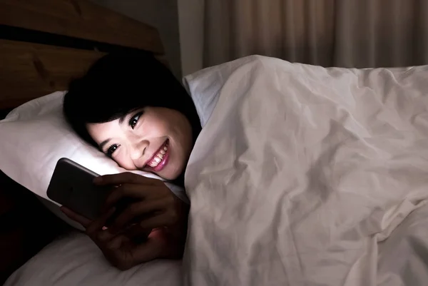 Женщина Использует Телефон Кровати Вечернее Время — стоковое фото