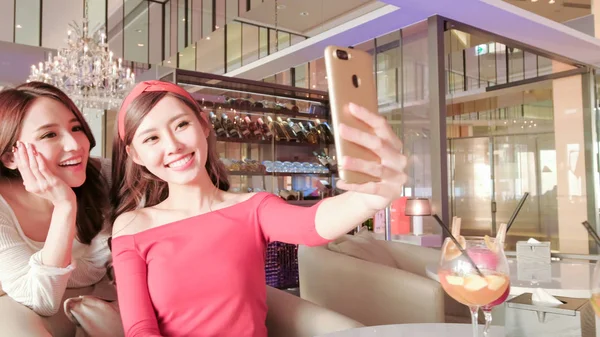 Szépség Vesz Selfie Boldogan Étteremben — Stock Fotó