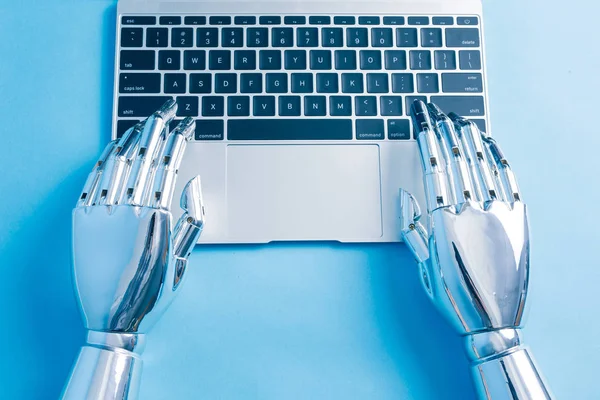 Robot Kezét Segítségével Notebook Kék Háttér — Stock Fotó