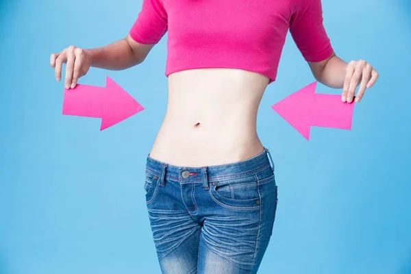 Mujer Con Flechas Mostrando Cintura Sobre Fondo Azul —  Fotos de Stock