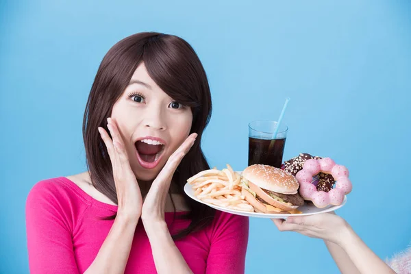 Vrouw Met Ongezond Voedsel Blauwe Achtergrond — Stockfoto