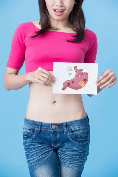 Mulher Com Cartão Estômago Doente Fundo Azul — Fotografia de Stock