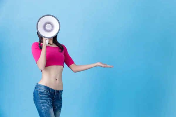 Wanita Dengan Megaphone Pada Latar Belakang Biru — Stok Foto