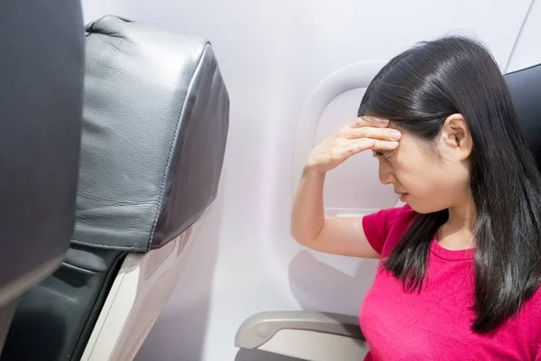 Женщина Средних Лет Чувствует Головную Боль Самолете — стоковое фото