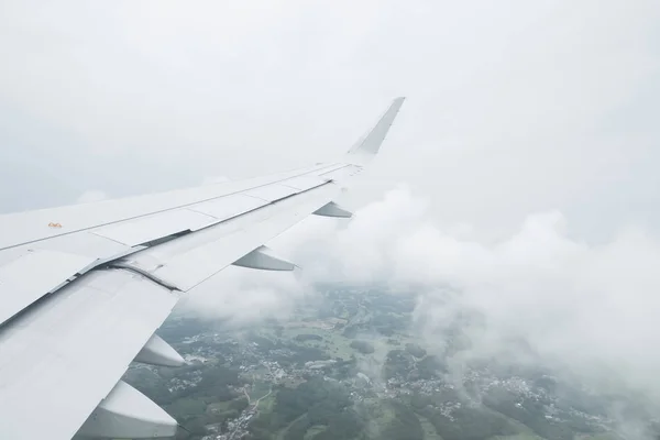 从飞机的窗户看到的天空和云层 — 图库照片