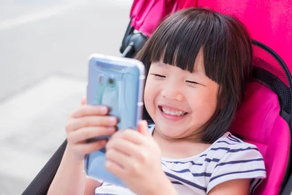 Söt Liten Flicka Med Telefon — Stockfoto