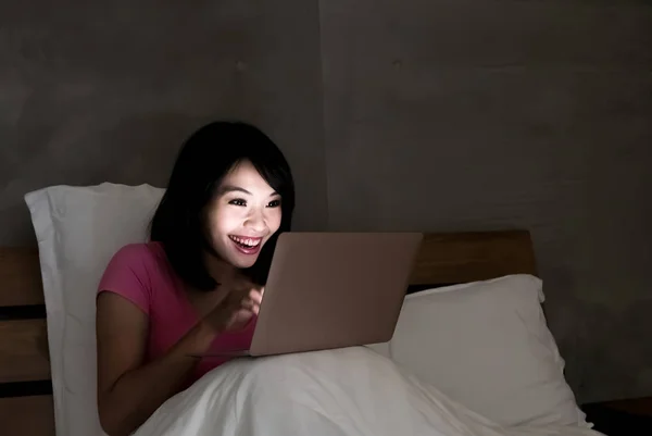 Mujer Usando Cuaderno Felizmente Cama Por Noche —  Fotos de Stock