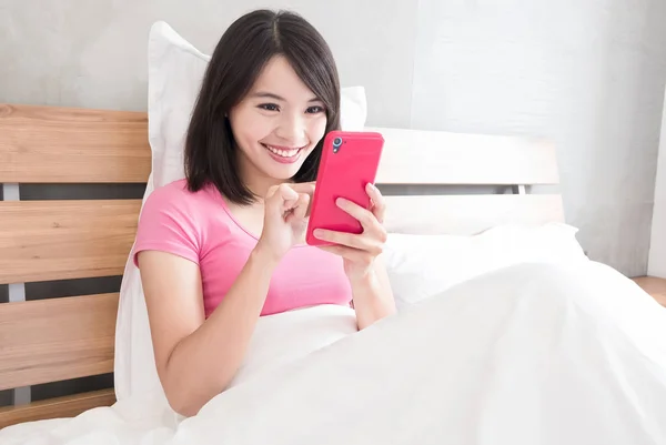 Mulher Usando Telefone Sorrindo Feliz Cama — Fotografia de Stock