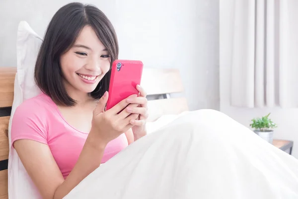 Mulher Usando Telefone Sorrindo Feliz Cama — Fotografia de Stock