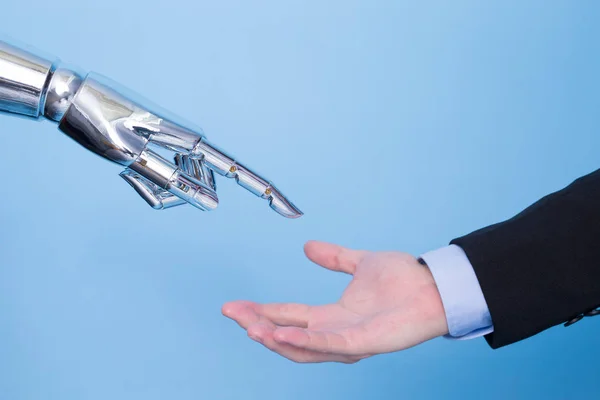 Αγγίζοντας Χέρι Του Ρομπότ Για Μπλε Bakcgorund — Φωτογραφία Αρχείου
