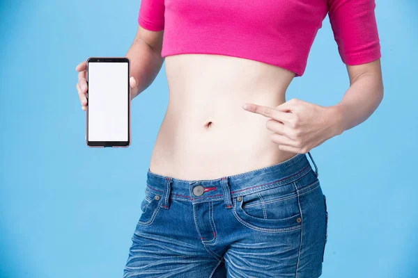 Mujer Mostrando Teléfono Celular Fondo Azul —  Fotos de Stock