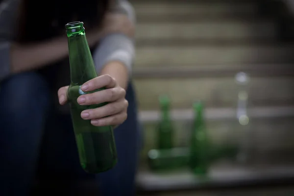 Deprimerad Kvinna Känner Sig Upprörd Med Alkoholism Tunnelbanan — Stockfoto