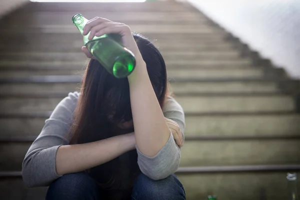 Deprimida Mujer Con Problemas Alcoholismo Metro — Foto de Stock