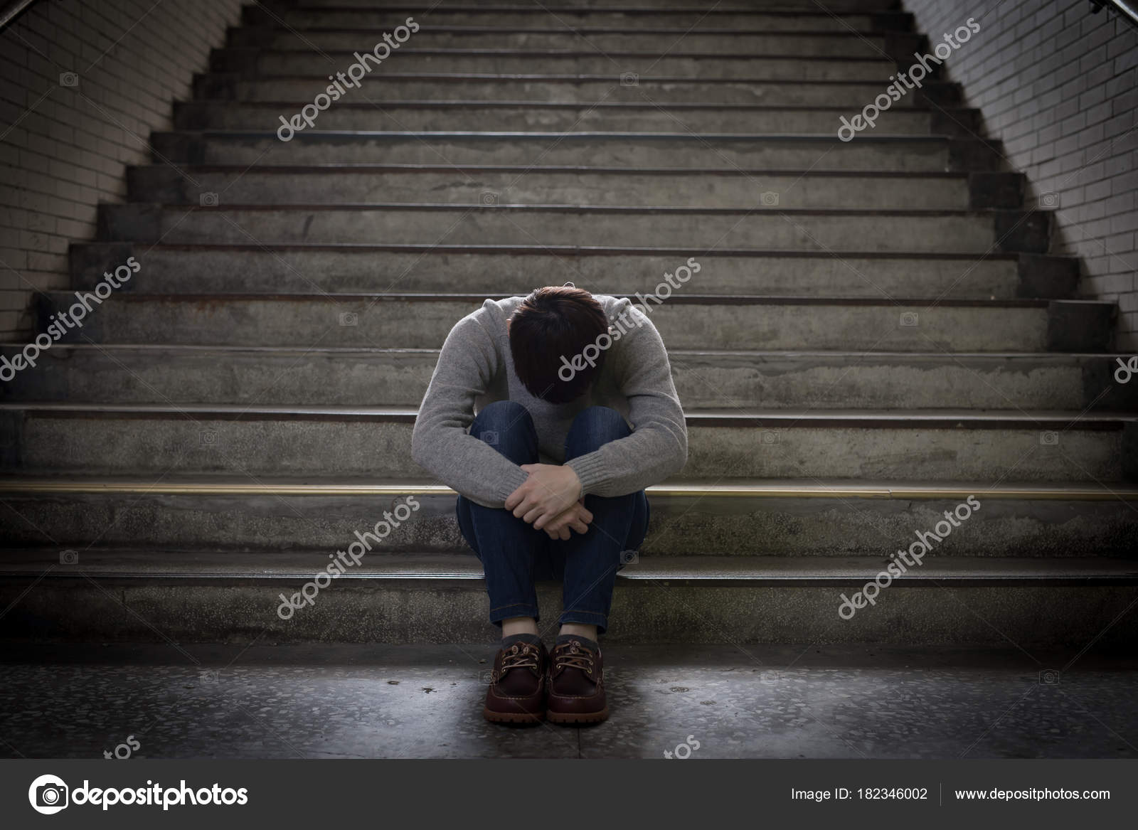 Depressed Man Feeling Inf Upset Sitting Underground Стоковое Фото.