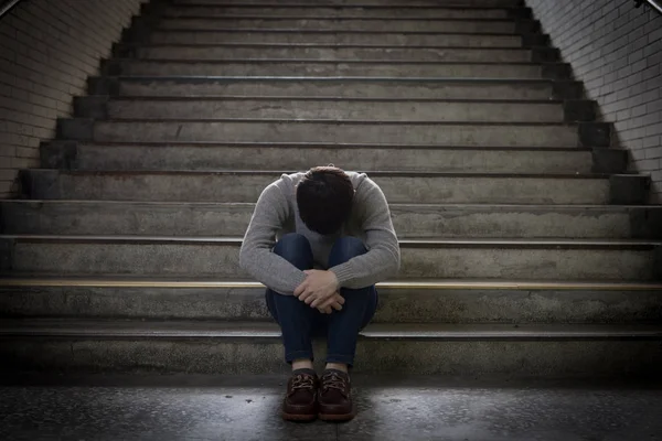 Deprimerad Man Feelinf Upprörd Och Sitter Tunnelbanan — Stockfoto