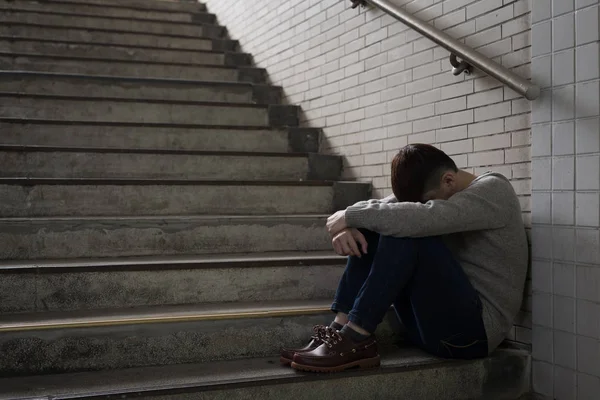 Uomo Depresso Sente Sconvolto Seduto Nel Sottosuolo — Foto Stock