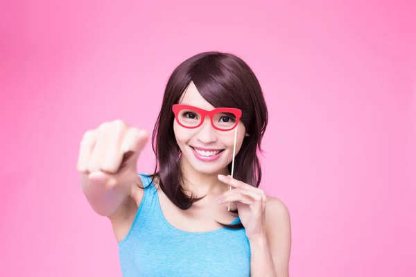 Vrouw Houden Papier Partij Stok Iets Waarop Met Roze Achtergrond — Stockfoto