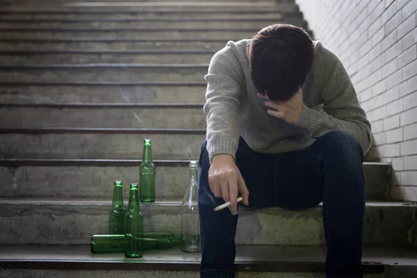 Homem Deprimido Subsolo Com Cerveja Cigarro — Fotografia de Stock