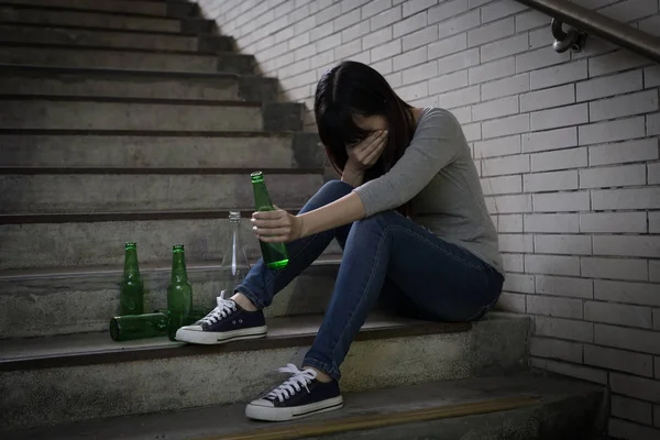 Депресія Жінка Почувається Засмученою Алкоголізмом Під Землею — стокове фото