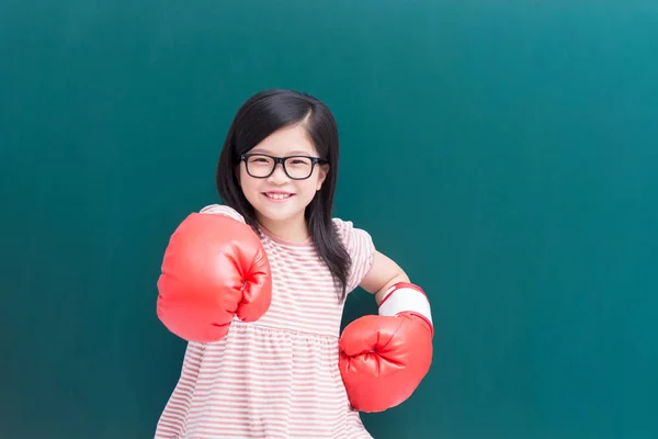 Schattig Meisje Dragen Van Bokshandschoenen Met Lege Groene Schoolbord — Stockfoto