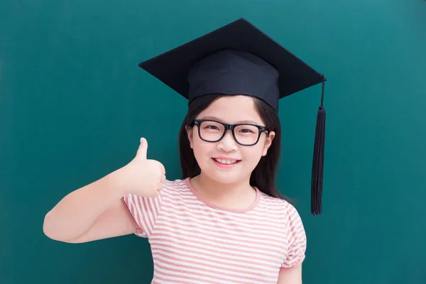 Menina Bonito Com Polegar Para Cima Com Quadro Verde — Fotografia de Stock