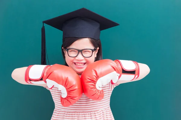 Χαριτωμένο Κορίτσι Φοράει Καπάκι Πτυχίο Γάντια Του Μποξ Στο Κενό — Φωτογραφία Αρχείου