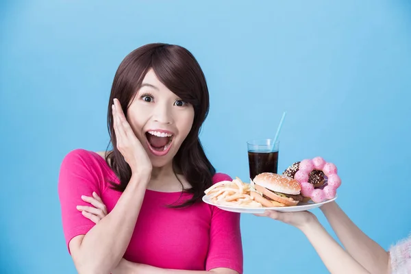 Mulher Com Alimentos Insalubres Fundo Azul — Fotografia de Stock