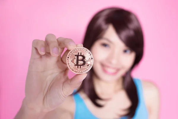 Mulher Segurando Bitcoin Fundo Rosa — Fotografia de Stock