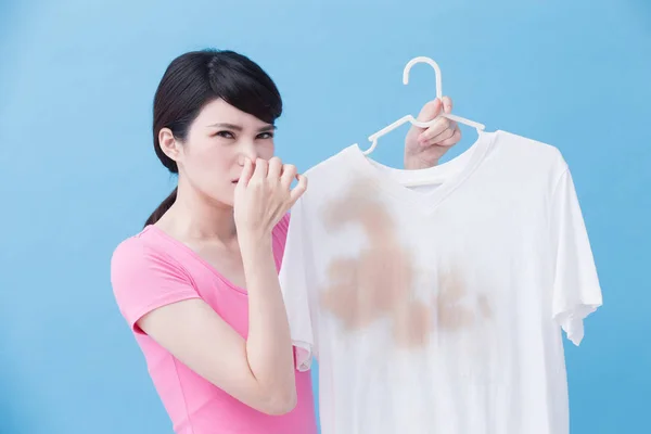 Mulher Cheirando Camisa Suja Fundo Azul — Fotografia de Stock