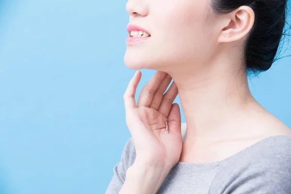 Femmes Avec Problème Glande Thyroïde Sur Fond Bleu — Photo